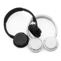 Fone de ouvido sem fio. Possui conexão via Bluetooth 4.1, rádio FM e entrada para cartão TF (microSD), que permite a reprodução de arquivos MP3, além de microfone integrado e botão para atendimento de ligações. Conta ainda com arco ajustável, revestimento acolchoado na parte superior e nas conchas, roda seletora para navegação e entrada Micro-USB para carregamento. Acompanha cabo Micro-USB.