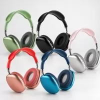 Fone de ouvido sem fio com estrutura em plástico. Possui conexão via Bluetooth 5.3, rádio FM e entrada para cartão TF (microSD), que permite a reprodução de arquivos MP3, além de microfone integrado e botão para atendimento de chamadas. Conta ainda com arco ajustável, revestimento acolchoado em espuma nas conchas, painel de botões para controle de funções e entradas USB-C e P2, destinadas ao carregamento e à conexão com fio em dispositivos compatíveis, respectivamente. Acompanha cabo USB-C.