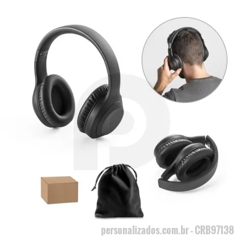 Fone de ouvido personalizado - Fones de ouvido wireless dobráveis em ABS 100% reciclado com ANC - cancelamento de ruído ativo -   permite que se concentre nas principais tarefas do seu dia ou que relaxe a ouvir as suas músicas favoritas sem interrupções. Possui transmissão BT 5.3 e uma bateria de 400 mAh,   aproximadamente 15h de autonomia. Quando ligados ao seu dispositivo móvel ou computador podem ser controlados através de botões nos fones de ouvido.   Se necessário também podem ser utilizados através de um cabo jack com 3.5 mm. Incluso um cabo de carregamento USB-C.   Fornecido em caixa de papel kraft com bolsa. Aba: 300 x 200 mm | Caixa: 170 x 135 x 90 mm