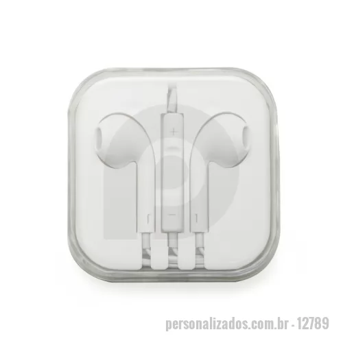 Fone de ouvido personalizado - Fone de ouvido estéreo com microfone e controle de volume. Fone de ouvido plástico na cor branca, entrada P2, possui indicativo L(left) e R(right) na área interna do fone, detalhes internos vazados no fone(possibilita a visão da tela de proteção), microfone acoplado no suporte com desenho indicativo e no verso do suporte controle de volume com desenho indicativo – e +. Acompanha embalagem plástica branca com tampa acrílica transparente. OBS.: Botões de volumes funcionam apenas em aparelhos da linha APPLE.