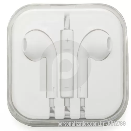 Fone de ouvido personalizado -  Fone de ouvido estéreo com microfone e controle de volume. Fone de ouvido plástico na cor branca, entrada P2, possui indicativo L(left) e R(right) na área interna do fone, detalhes internos vazados no fone(possibilita a visão da tela de proteção), microfone acoplado no suporte com desenho indicativo e no verso do suporte controle de volume com desenho indicativo – e +. Acompanha embalagem plástica branca com tampa acrílica transparente. OBS.: Botões de volumes funcionam apenas em aparelhos da linha APPLE.
