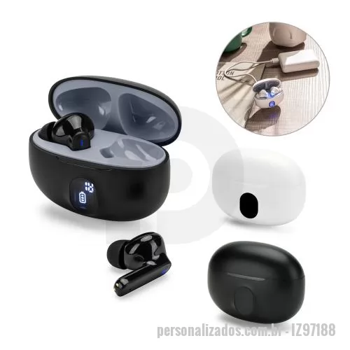 Fone de ouvido personalizado - Fones de ouvido wireless em ABS 100% reciclado, com transmissão BT v5.4. A caixa de carregamento tem uma tela digital que mostra o nível de carga e tem uma capacidade de 200 mAh, oferecendo uma autonomia, aproximada, de 4h. Os fones de ouvido permite