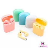  Fone bluetooth plástico com case carregador. Para utilização do produto, pressione e segure o botão lateral de ambos fones ao mesmo tempo, luzes led em vermelho e azul ficarão piscando alternadamente até a junção das duas partes (quando conectadas apenas um lado dos fones permanecerá aceso), após realizado o processo conecte o fone através do bluetooth e o led se apagará, indicando a conexão ao dispositivo. Quando emparelhado, pressione uma vez o botão do fone para iniciar ou pausar uma música, ao segurar o botão irá avancar a faixa; no modo ligação pressione uma vez o botão para atender a chamada ou segure o botão do fone para recusá-la. Para o carregamento do produto é necessário recarregar inicialmente o case e após este processo basta conectar os fones no estojo e pressionar o botão power para o carregamento dos mesmos. Fones com microfone embutido. Enquanto o case é carregado o led vermelho ficará piscando, ao concluir a carga o led permanecerá aceso; no carregamento dos fones le