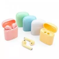 Fone bluetooth plástico com case carregador. Para utilização do produto, pressione e segure o botão lateral de ambos fones ao mesmo tempo, luzes led em vermelho e azul ficarão piscando alternadamente até a junção das duas partes (quando conectadas apenas um lado dos fones permanecerá aceso), após realizado o processo conecte o fone através do bluetooth e o led se apagará, indicando a conexão ao dispositivo. Quando emparelhado, pressione uma vez o botão do fone para iniciar ou pausar uma música, ao segurar o botão irá avancar a faixa; no modo ligação pressione uma vez o botão para atender a chamada ou segure o botão do fone para recusá-la. Para o carregamento do produto é necessário recarregar inicialmente o case e após este processo basta conectar os fones no estojo e pressionar o botão power para o carregamento dos mesmos. Fones com microfone embutido; Frequência 2.4 -2.485GHz; Alcance 10 de metros e tempo de funcionamento aproximadamente 1h15. Enquanto o case é carregado o led vermel