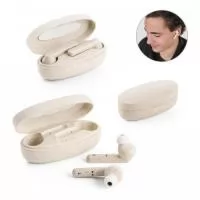 Fones de ouvido True Wireless em fibra de palha de trigo e PP, com transmissão por bluetooth 5.0 até 10m de distância e tempo de reprodução até 3 horas (standby até 10h). Cada fone tem um botão multifunções e microfone integrado, facilitando atender chamadas em modo mãos-livres, e indicador luminoso LED. O estojo de carregamento tem uma bateria de 300 mAh e indicador de status de carregamento e bateria. Incluso um cabo de carregamento micro USB. Fornecido em caixa presente de papel craft.