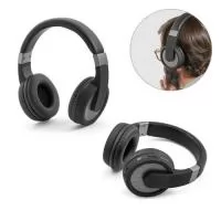 Fones de ouvido em ABS e PU com microfone, transmissão por bluetooth 5.0 e potência de 30 mW. A bateria tem uma capacidade de 300 mAh e tempo de reprodução de 12 horas. Incluso cabo de carregamento micro USB e são fornecidos em caixa presente. 