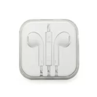 Descrição: Fone de ouvido estéreo com microfone e controle de volume. Fone de ouvido plástico na cor branca, entrada P2, possui indicativo L(left) e R(right) na área interna do fone, detalhes internos vazados no fone(possibilita a visão da tela de proteção), microfone acoplado no suporte com desenho indicativo e no verso do suporte controle de volume com desenho indicativo – e +. Acompanha embalagem plástica branca com tampa acrílica transparente. OBS.: Botões de volumes funcionam apenas em aparelhos da linha APPLE.