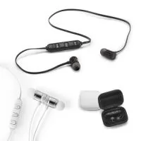 Fone de ouvido em PC. Transmissão sem fios BT 4.1 com autonomia aproximada de 3 horas. Função para atender chamadas, controle de volume e conexão à playlist do dispositivo móvel. Incluso cabo USB / micro USB para carregar. Fornecido em bolsa em EVA. 80 x 65 x 32 mm