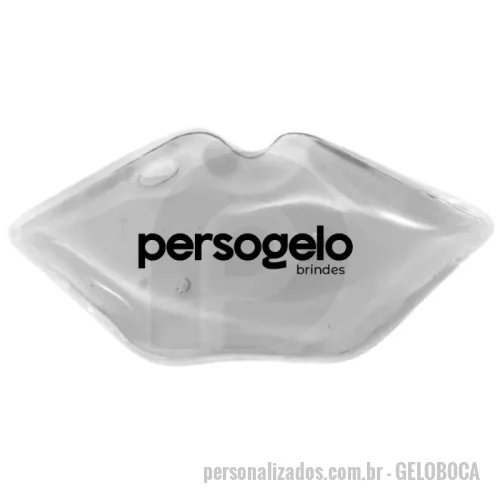 Forma para gelo personalizada - Gelo Personalizado em Formato de Boca (11x5 cm) - Persogelo  Exclusividade e Alívio Pós-Procedimento Estético  O Gelo Personalizado em Formato de Boca da Persogelo é ideal para clínicas de estética que buscam um brinde diferenciado e eficaz para seus pacientes. Com dimensões de 11x5 cm, este gelo é perfeito para aplicação em áreas delicadas após procedimentos estéticos, proporcionando alívio e conforto. Produzido com gel atóxico de alta qualidade, congela rapidamente e mantém a temperatura ideal por mais tempo, auxiliando na recuperação e reduzindo o inchaço. A personalização em até 2 cores destaca sua marca e reforça o cuidado com seus pacientes.  Por que escolher o Gelo Personalizado da Persogelo?  Ideal para Clínicas de Estética: Perfeito para brindes pós-procedimento, oferecendo cuidado e conforto aos pacientes. Design Exclusivo: O formato de boca torna o produto único e memorável. Resfriamento Eficaz: O gel atóxico de alta qualidade garante resfriamento prolongado e seguro. Person