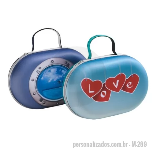 Frasqueira personalizada - Frasqueira arredondada confeccionada em E.V.A termomoldado em helanca – combinação que permite a rigidez do item para proteger os produtos armazenados e também um acabamento impecável, com primor nos mínimos detalhes. O fechamento é feito por zíper e a alça de mão texturizada auxilia no transporte.  Sua marca será impressa neste item em estamparia de alta qualidade com uma infinita possibilidade de cores. O desenho que acompanha sua logomarca pode ser divertido como o do exemplo ao lado, como também pode ser romântico, minimalista, artístico ou moderno – a ideia é divulgar sua marca ou campanha promocional de maneira original e exclusiva.