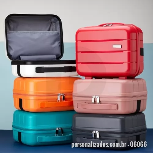 Frasqueira personalizada - Frasqueira de plástico (casca dura). Possui compartimento interno, elástico de segurança, alça para encaixe em malas de viagem e 4 apoios para maior estabilidade. Acompanha placa de personalização.ALÉM DESSE PRODUTO TEMOS OUTROS MODELOS EMAIS DE 3.000 ITENS EM NOSSO CATÁLOGO