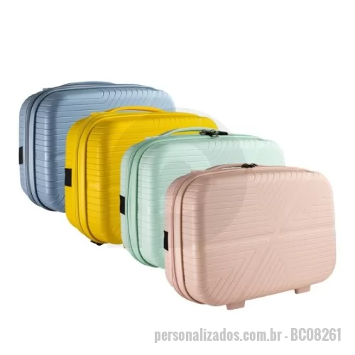 Frasqueira personalizada - Frasqueira de plástico rígido, projetada para oferecer praticidade e proteção aos seus pertences. Possui compartimento interno que garante que os itens fiquem organizados durante a viagem e bolso com tela para itens menores. Ainda conta com uma alça de mão e um elástico traseiro para fácil encaixe em malas maiores, facilitando o transporte em deslocamentos. Além disso, possui 4 apoios reforçados que proporcionam maior estabilidade ao ser posicionada em superfícies. Ideal para quem busca uma solução prática, resistente e elegante para levar itens essenciais com segurança.  Altura :  23 cm  Largura :  33 cm  Profundidade :  15 cm