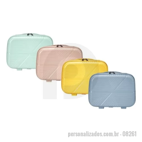 Frasqueira personalizada - Frasqueira Frasqueira Plástica  Descrição: Frasqueira de plástico rígido, projetada para oferecer praticidade e proteção aos seus pertences. Possui compartimento interno que garante que os itens fiquem organizados durante a viagem e bolso com tela para itens menores. Ainda conta com uma alça de mão e um elástico traseiro para fácil encaixe em malas maiores, facilitando o transporte em deslocamentos. Além disso, possui 4 apoios reforçados que proporcionam maior estabilidade ao ser posicionada em superfícies. Ideal para quem busca uma solução prática, resistente e elegante para levar itens essenciais com segurança.  Altura :  23 cm  Largura :  33 cm  Profundidade :  15 cm  Medidas aproximadas para gravação (CxL):  1 cm x 15 cm  Peso aproximado (g):  815Plástica