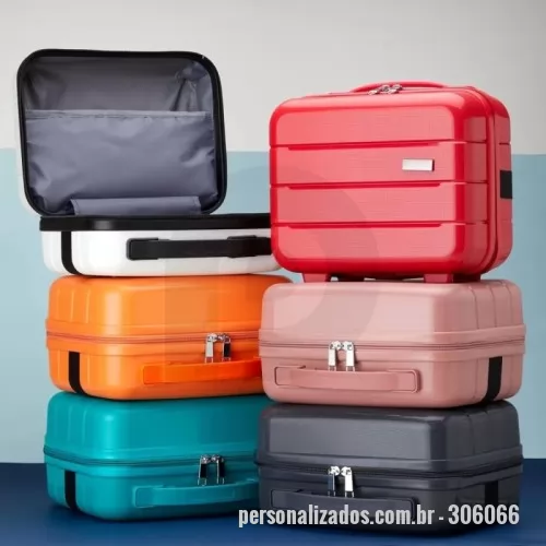 Frasqueira personalizada - Frasqueira de plástico com estrutura rígida, ideal para viagens e organização de pertences. Possui compartimento interno espaçoso, elástico de segurança para melhor acomodação dos itens e alça traseira para encaixe em malas de viagem, proporcionando mais praticidade no transporte. Conta com quatro apoios na base para maior estabilidade e acompanha placa de personalização, agregando um toque exclusivo.  Um brinde sofisticado e funcional da Youdu Brindes, perfeito para viagens e uso diário.