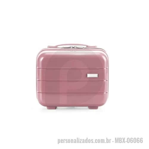 Frasqueira personalizada - Frasqueira de plástico rígido, possui compartimento interno e bolso com tela para itens menor, conta com uma alça de mão e um elástico traseiro para fácil encaixe em malas maiores. Além disso, possui 4 apoios reforçados.