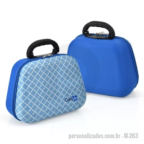 Frasqueira personalizada - Frasqueira termomoldada em E.V.A com revestimento em malha helanca para melhor acabamento. Sua marca pode ser divulgada com este brinde personalizado através de logomarca em gravação em alto relevo ou através de estampa em transfer de alta qualidade.  Possui alças reforçadas, fechamento por zíper e revestimento interno. Esta frasqueira é opção perfeita para guardar e organizar produtos de beleza como cremes, shampoos e itens de maquiagem que precisam ficar armazenados em temperatura ambiente. Loções e itens de higiene pessoal são outras possibilidades de produtos que funcionam muito bem armazenados nesta frasqueira que pode facilmente ser levada em viagens de curta ou longa duração.