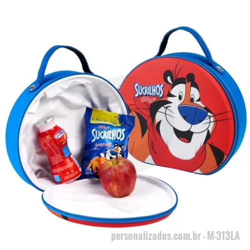 Frasqueira térmica personalizada - Lancheira com interior térmico que conserva os alimentos frescos e as bebidas na temperatura ideal. Com formato dinâmico, é perfeita para um público infantil que poderá usá-la para ir à escola, passeios, excursões ou viagens, assim como pode também ser adaptada a outros nichos de mercado.  O fechamento é feito por zíper e possui alça de mão dublada e rebitada para facilitar o transporte. Sua marca será promovida neste brinde personalizado com arte exclusiva em impressão sublimática com infinitas combinações de cores ou em uma perfeita e delicada gravação em alto relevo. É opção certeira para chamar positivamente a atenção de seus colaboradores, parceiros ou público alvo para seus produtos!