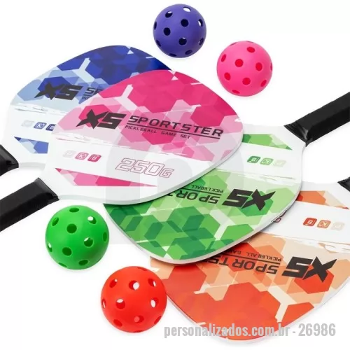 Freesbee personalizado - Descrição: Kit Pickleball com duas raquetes de madeira (sendo uma face personalizada e outra lisa) com grip composto em fibras de carbono e vidro e quatro bolas plástica com 26 furos. Acompanha bolsa de nylon com alça de mão e visor plástico transparente.  Altura :  38 cm  Largura :  18,5 cm  Profundidade :  5,5 cm