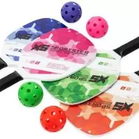 Descrição: Kit Pickleball com duas raquetes de madeira (sendo uma face personalizada e outra lisa) com grip composto em fibras de carbono e vidro e quatro bolas plástica com 26 furos. Acompanha bolsa de nylon com alça de mão e visor plástico transparente.  Altura :  38 cm  Largura :  18,5 cm  Profundidade :  5,5 cm