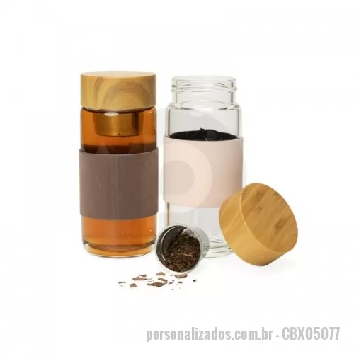 Garrafa com infusor personalizada - Garrafa com infusor Personalizada - CBX05077 -  Garrafa de vidro borossilicato com capacidade de 400ml, acompanha infusor e luva de tecido sintético. Tampa plástico com design de bambu.  Altura :  16,6 cm  Largura :  7,3 cm  Circunferência :  22,1 cm  Medidas aproximadas para gravação (CxL):  5,5 cm x 4 cm  Tamanho total aproximado  (CxL):  Diâmetro bocal 5,3 cm  Peso aproximado (g):  378 - 152754 - Garrafa com infusor