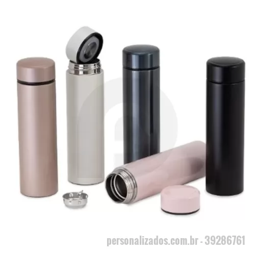 Garrafa com infusor personalizada - A Garrafa Térmica 500ml Personalizada com Infusor é perfeita para quem busca um produto elegante, funcional e de alta qualidade. Ideal para brindes corporativos, eventos, campanhas promocionais e presentes personalizados, ela oferece praticidade para o dia a dia e um excelente acabamento.  Fabricada em aço inoxidável 304, material reconhecido por sua alta resistência e durabilidade, possui capacidade para 500ml e acompanha um infusor de bebidas, ideal para preparar chás, águas aromatizadas e infusões de forma prática, preservando o sabor e a qualidade da bebida.  A personalização pode ser realizada em gravação a laser, proporcionando um acabamento sofisticado e permanente, ou em DTF UV, ideal para logotipos, artes coloridas e imagens com alta definição e excelente durabilidade.  Características Capacidade: 500ml Material: Aço inoxidável 304 Acompanha infusor para bebidas Conserva a temperatura de bebidas quentes e frias Personalização em gravação a laser ou DTF UV Medidas Altura: 22,6 