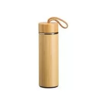 Garrafa Térmica com capacidade para até 400ml. Possui camada externa em bambu e estrutura de parede dupla com interior em inox 304 e exterior em inox 201, além de base em plástico polipropileno (PP). Conta com tampa rosqueável em PP com revestimento em bambu e alça fixa em poliéster. Acompanha cesto infusor com alça.