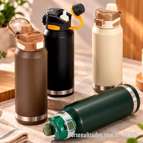 Garrafa de metal personalizada - Garrafa térmica com capacidade máxima de 1,5 litro. Possui estrutura de parede dupla com interior em inox 304 e exterior em inox 201 com pintura eletrostática, além de base antiderrapante em silicone. Conta com tampa rosqueável em polipropileno (PP), anel de vedação em silicone e dois modos de ingestão: por canudo interno removível com bico em TPR e tampa rosqueável com alça flexível; ou pelo bocal com tampa protetora em policarbonato (PC), trava de segurança e botão de acionamento em ABS.