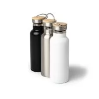 Garrafa de inox com capacidade de 500ml, tampa em inox com detalhe em bambu e alça de transporte.