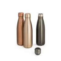 Garrafa em aço inox de parede dupla térmica, isolada a vácuo. Garrafa com acabamento metalizado e tampa em aço inox. Todas as componentes da garrafa - tampa, corpo e base - na mesma cor. Capacidade até 510 mL. Fornecido em caixa presente de papel kra