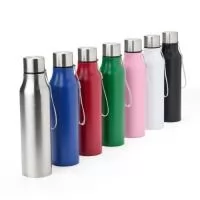 Garrafa Inox 1 Litro  Descrição: A garrafa inox de 1 litro é a opção perfeita para quem precisa de praticidade e resistência no dia a dia. Feita em inox, é super durável e resistente. Sua tampa de alumínio, possui silicone de vedação interno, que diminui o risco de vazamentos, mantendo tudo seguro e sem bagunça. E, para facilitar o transporte, ela vem com uma alça de nylon, super confortável e resistente.  Altura :  28,2 cm  Largura :  7,3 cm  Circunferência :  22,9 cm  Medidas aproximadas para gravação (CxL):  18 cm x 8 cm  Peso aproximado (g):  197