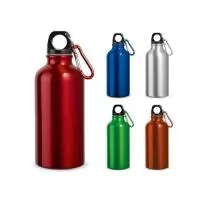 Squeeze esportiva em alumínio com acabamento metálico brilhante, com mosquetão para facilitar o transporte. Capacidade até 400 mL. Caixa branca