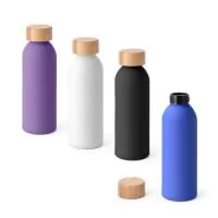 Squeeze em alumínio com acabamento emborrachado e tampa em bambu. Capacidade até 550 mL. Caixa branca 94656 vendida opcionalmente. Certificação EU Food Grade. A cor e o resultado da impressão nos materiais naturais pode variar entre produtos. ø65 x 197 mm