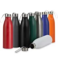 Descrição: Garrafa em inox com a capacidade total para até 750ml. Conta com tampa rosqueável e alça fixa em nylon para transporte.  Altura :  24,7 cm  Largura :  7,2 cm  Circunferência :  22,6 cm  Medidas aproximadas para gravação (CxL):  20 cm x 5 cm  Tamanho total aproximado  (CxL):  Diâmetro Bocal: 3,1 cm