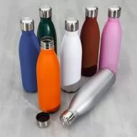 Descrição: Garrafa 750ml em inox com tampa rosqueável e pintura fosca. Obs.: Não é um modelo térmico.  Altura :  27,5 cm  Largura :  7,3 cm  Circunferência :  23 cm  Medidas aproximadas para gravação (CxL):  14 cm x 6 cm