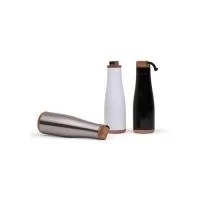 Garrafa de Inox 730ml com detalhes plásticos imitando de madeira, possui tampa rosqueável com alça retrátil emborrachada. Altura : 26 cm Largura : 7,8 cm Circunferência : 24,6 cm Peso aproximado g : 236