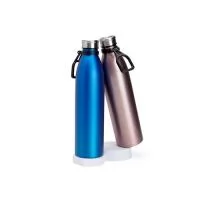Garrafa de inox com acabamento metalizado, capacidade de 1,1 litros. Tampa rosqueável e alça plástica para transporte. Altura : 30,5 cm Largura : 7,8 cm Circunferência : 24,4 cm Peso aproximado g : 214