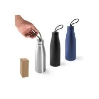 Squeeze em aço inox 90% reciclado , de parede simples. Tampa em aço inox com pega num padrão suave, para fácil transporte. Capacidade até 710 ml. Fornecida em caixa presente kraft. Certificação EU Food Grade. ø70 x 232 mm