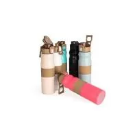 A garrafa que vai te acompanhar em todos os momentos! Com 450 ml de capacidade, ela é feita em inox SUS 304, trazendo resistência e praticidade para o dia a dia. A tampa rosqueável plástica com trava garante aquele toque de segurança, e a alça flexív