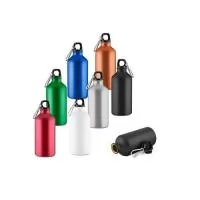 Garrafa em alumínio com capacidade para até 550 ml. Conta com tampa rosqueável em plástico e mosquetão metálico acoplado à tampa para transporte. Altura : 19,1 cm Largura : 7,3 cm Circunferência : 23 cm Peso aproximado g : 76