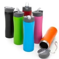 Squeeze em aço inox 600ml com tampa rosqueável plástica e bico transparente de acionamento manual. Acompanha alça de nylon para transporte