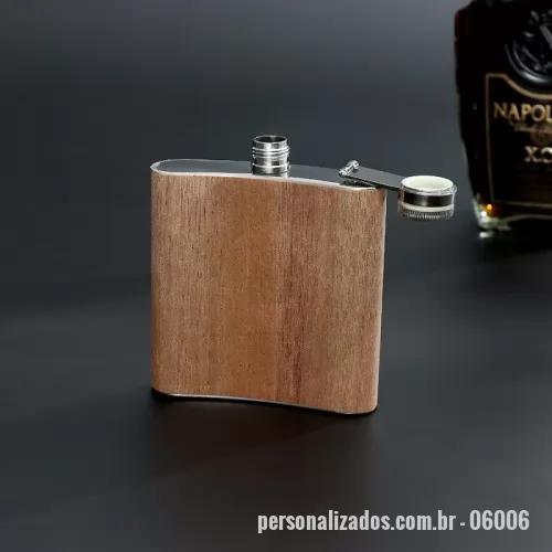 Garrafa para whisky personalizada - Porta whisky 6oz em aço inoxidável com acabamento em folha de madeira.  Altura :  11,1 cm  Largura :  9,4 cm  Espessura :  2,3 cm  Medidas aproximadas para gravação (CxL):  8,8 cm x 7 cm  Peso aproximado (g):  100