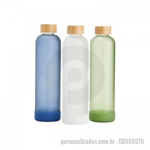 Garrafa personalizada - Garrafa Personalizada - CBX05076 - Garrafa de vidro borossilicato com capacidade de 1 litro. Contém tampa de bambu e base de silicone anti-impacto (removível).  Altura :  29,5 cm  Largura :  8,1 cm  Circunferência :  24,3 cm  Medidas aproximadas para gravação (CxL):  20 cm x 3 cm  Tamanho total aproximado  (CxL):  Diâmetro bocal 2,6 cm  Peso aproximado (g):  556 - 152745 - Garrafa