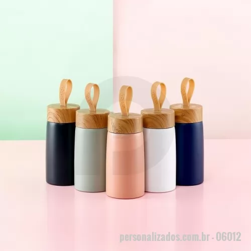 Garrafa personalizada - Garrafa inox 304 com parede dupla, capacidade de 250ml. Contém tampa plástica com design de bambu e alça de silicone para transporte.