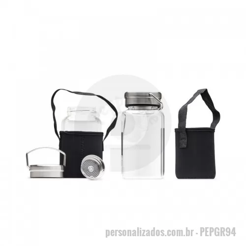 Garrafa personalizada - Garrafa de vidro personalizada com capacidade de até 650ml para armazenar sua bebida. Produzida em vidro borossilicato, um material durável e fácil de limpar. Contém também tampa de alumínio com alça para transporte, acompanha peneira infusora e uma capa protetora de neoprene que mantem a garrafa aquecida por mais tempo, a capa possui uma alça que facilita o transporte. Ideal para divulgar sua empresa em eventos corporativos, brindes personalizados e campanhas promocionais.