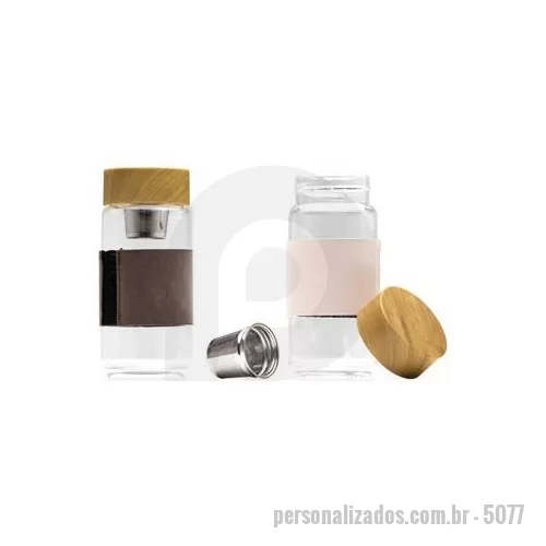 Garrafa personalizada - Garrafa de vidro borossilicato com capacidade de 400ml, acompanha infusor e luva de tecido sintético. Tampa de bambu. Altura : 16,6 cm Largura : 7,3 cm Circunferência : 22,1 cm Tamanho total aproximado CxL : Diâmetro bocal 5,3 cm Peso aproximado g : 