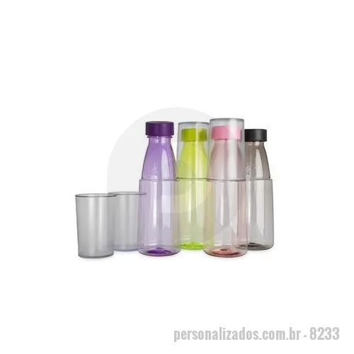 Garrafa personalizada - Garrafa e copo em um único produto! Com capacidade de 550 ml, a garrafa 2 em 1 é fabricada em plástico e possui um copo integrado, ideal para consumir água, chá gelado e outras bebidas com praticidade. Conta com tampa rosqueável que garante segurança