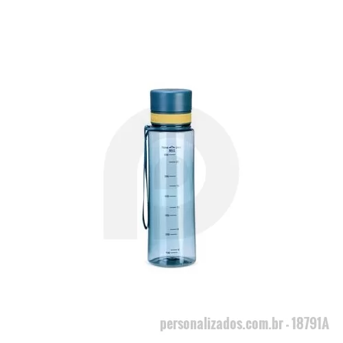 Garrafa personalizada - Garrafa plástica com capacidade máxima de 780 ml e marcação de volume. Possui tampa rosqueável com protetor para o bocal, revestimento emborrachado e alça em nylon para transporte. Altura : 25,8 cm Largura : 7,3 cm Circunferência : 21,8 cm Peso aprox