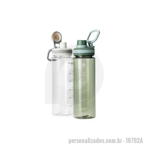 Garrafa personalizada - Garrafa plástica com capacidade máxima de 750 ml e marcação impressa de volume de até 700 ml. Possui tampa rosqueável com protetor para o bocal e alça para transporte. Altura : 24,7 cm Largura : 7,2 cm Circunferência : 22,7 cm Peso aproximado g : 124
