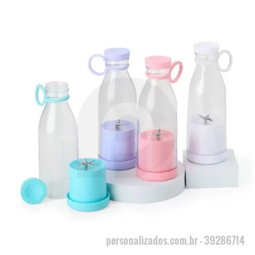 Garrafa personalizada - A Garrafa Plástica com Misturador 380ml Personalizada é perfeita para quem busca praticidade e um estilo de vida saudável. Ideal para preparar sucos, vitaminas e bebidas com frutas de forma rápida, ela conta com uma base misturadora equipada com lâminas em inox acionadas por botão, proporcionando uma mistura eficiente onde você estiver.  Com capacidade máxima de 380ml, possui tampa rosqueável para maior segurança durante o transporte e alça removível em silicone, tornando o uso ainda mais prático no dia a dia, academia, escritório, escola ou viagens.  A personalização é realizada exclusivamente em DTF UV, permitindo a aplicação de logotipos, nomes e artes coloridas com excelente definição, cores vibrantes e alta durabilidade, tornando o produto ideal para brindes corporativos, eventos e ações promocionais.  Características Capacidade máxima: 380ml Base misturadora com lâminas em inox Acionamento por botão Tampa rosqueável Alça removível em silicone Personalização em DTF UV Medidas Altu