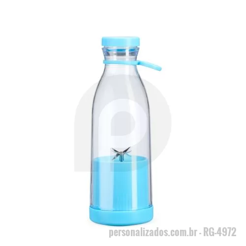 Garrafa personalizada - Garrafa plástica com base misturadora para frutas com capacidade máxima de 380ml. Possui base rosqueável com lâminas em inox acionadas por botão, permitindo a mistura de frutas com líquidos, além de tampa rosqueável e alça removível em silicone para 